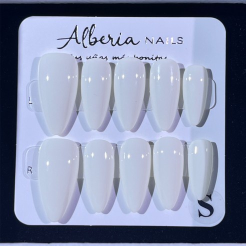 Nube de Leche- Uñas Press On